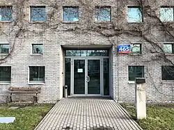 Główne wejście do budynku od strony ul. Puławskiej