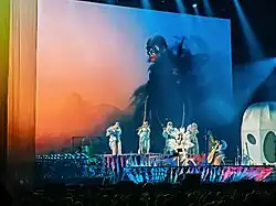 Björk podczas trasy koncertowej Cornucopia w krakowskiej Tauron Arenie