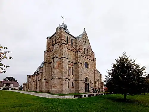 Elewacja z dzwonnicą