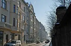 Widok od skrzyżowania z ul. Kopernika na południe. Po prawej mur oporowy nasypu linii kolejowej (rok 2014)