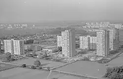 Osiedle w 1974 roku, od strony południowo-zachodniej. Widoczna w tle skocznia narciarska i pozostałości Szop Niemieckich