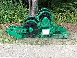 Winda wyciągowa z szarpakiem w Muzeum Przemysłu Naftowego i Gazowniczego w Bóbrce,