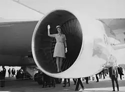 Stewardesa obrazująca rozmiar silnika samolotu Boeing 747