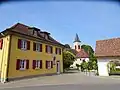 Dorfplatz – Altes Rathaus, kościół św. Hilarego, plebania, Milchhäusle