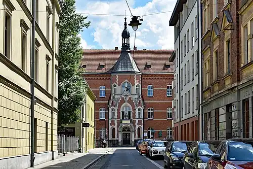 Widok z pl. Wolnica. Perspektywę zamyka nowy budynek szpitala bonifratrów.