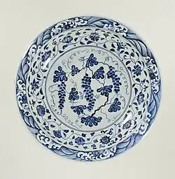 Niebiesko–biały talerz z winoroślą i kwiatami. Dynastia Ming, ok. 1400–1424. Rijksmuseum