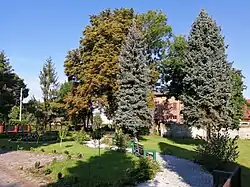 Skwer przy dawnej kaplicy (zrewitalizowany w 2020 )