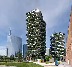 Bosco Verticale na tle okolicznych budynków, z lewej strony: Torre UniCredit.
