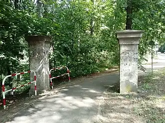 Pozostałość bramy wjazdowej do pałacu (2019)