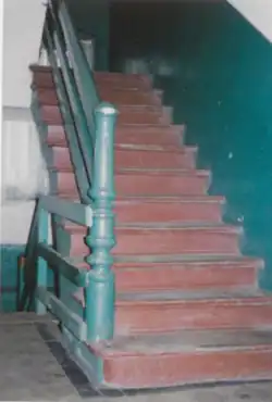 Klatka schodowa, 1999