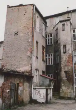 Oficyna w podwórzu, 1999