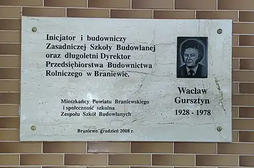 Tablica upamiętniająca założyciela szkoły