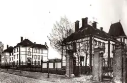 „Białe koszary” przed 1945, ulica jest już wybrukowana