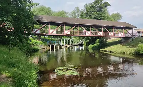 Za kładką widoczna marina żeglarska