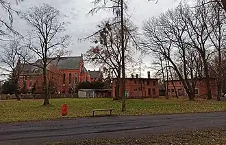 Wozownia, w tle klasztor