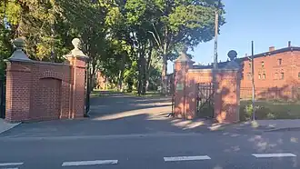 Brama od strony ul. Moniuszki