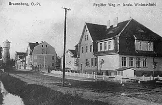 Lipówka po lewej, po prawej Szkoła Rolnicza