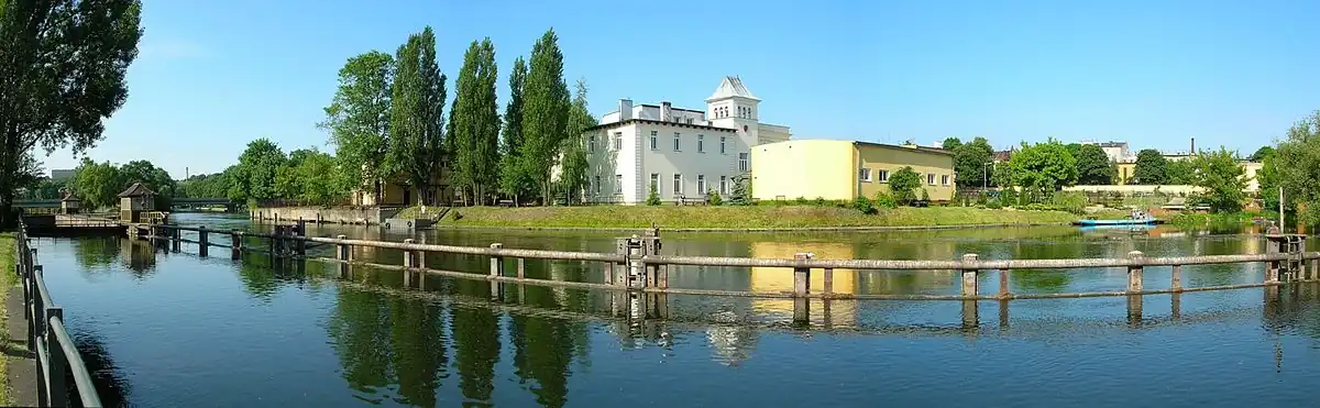 Panorama od strony Brdy. Po lewej Śluza Miejska. Brda rozgałęzia się tu na dwie odnogi, w tym Młynówkę, opływającą Wyspę Młyńską