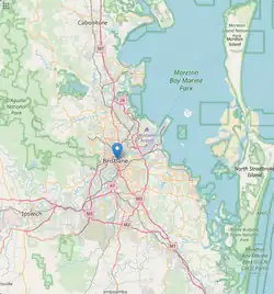 Mapa konturowa Brisbane, w centrum znajduje się punkt z opisem „BNE”