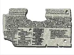 Czarno-biała reprodukcja prostokątnej tablicy zapisanej około 30 liniami tekstu łacińskiego różnej wielkości. W prawym górnym i prawym dolnym rogu wywiercone otwory. Pośrodku na górze znaczny ubytek, ułamane lewy górny i lewy dolny róg tablicy. Na górze większą czcionką dedykacja cesarska i opis zasług grupy żołnierzy z Hispanii, pod nią w czterech kolumnach lista nazwisk.