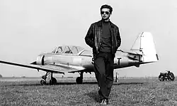 Henryk Bronowicki sfotografowany przed samolotem PZL TS-8 Bies. Na zdjęciu ma 23 lata, był wówczas najmłodszym instruktorem samolotowym w Polsce. Fot. Archiwum Henryka Bronowickiego.