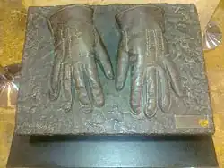 Odlew z brązu rękawiczek, które nosił Peter Malkin, gdy schwytał Adolfa Eichmanna.