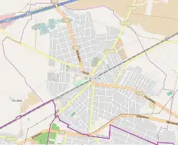 Mapa konturowa Brwinowa, w centrum znajduje się punkt z opisem „Cmentarz rzymskokatolickiw Brwinowie”