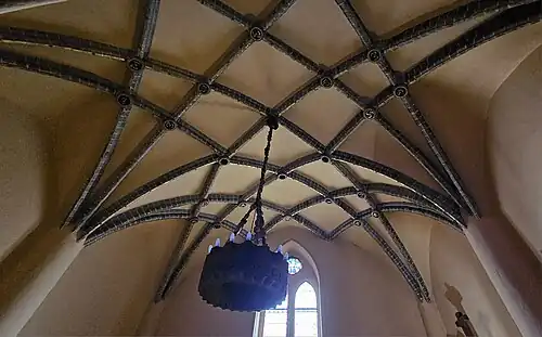 Neogotyckie sklepienie w kaplicy bocznej