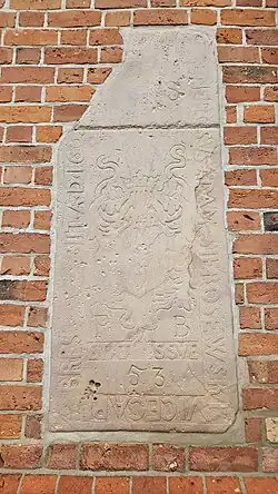 Tablica nagrobna z ok. 1600 r. podstarościego brzeskiego Adama Sieroszewskiego herbu Rola lub Poraj (Adam Sierosewski).