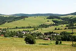 Widok na wieś ze stoków Bucznika 519 m