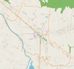 Mapa konturowa Brzostku, w centrum znajduje się punkt z opisem „Parafia Podwyższenia Krzyża Świętego w Brzostku”