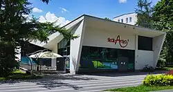 Modernistyczny budynek dawnego kina „Ugorek”, obecnie centrum rozrywki i rekreacji „Skakanka”