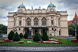 Pomnik przed wejściem głównym do teatru