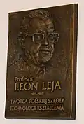 Tablica poświęcona prof. Leonowi Leji