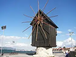 Wiatrak na grobli prowadzącej do starego miasta