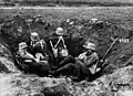 Prowizoryczny okop wykonany w trakcie walk we Flandrii (1917)
