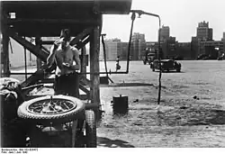 Niemiecki żołnierz golący się na placu w 1942 roku