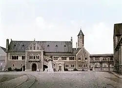 Widok zamku z 1900. Widoczny ganek łączący rezydencję z katedrą.