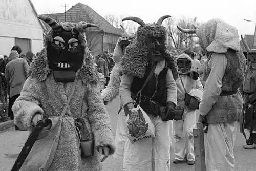 Uczestnicy święta w tradycyjnych maskach (1979)