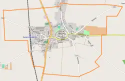 Mapa konturowa Byczyny, blisko centrum u góry znajduje się punkt z opisem „Kościół św. Mikołaja w Byczynie”