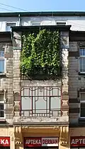 Wykusz z balkonem, elewacja przy ul. Stanisława Moniuszki (2018)