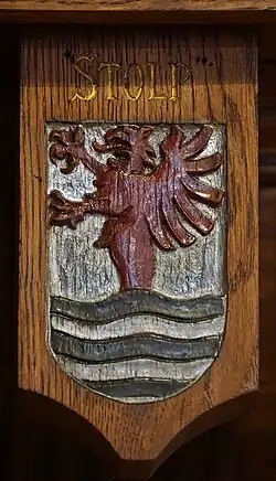 Herb Słupska w sali plenarnej staromiejskiego ratusza w Gdańsku