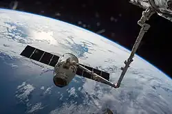 Statek Dragon uchwycony przez Canadarm2