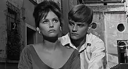 Claudia Cardinale i Jacques Perrin w filmie w filmie Valerio Zurliniego Dziewczyna z walizką (1961 r.)