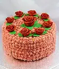 Tort udekorowany masą maślaną i różami z masy cukrowej