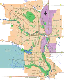 Mapa konturowa Calgary, blisko centrum na lewo u góry znajduje się punkt z opisem „Parafia Matki Bożej Królowej Pokoju”