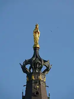 Figura Matki Bożej na hełmie wieży