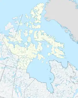 Mapa konturowa Nunavut, blisko dolnej krawiędzi nieco na prawo znajduje się punkt z opisem „Akimiski”