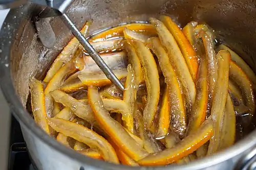 Kandyzowanie skórki pomarańczy