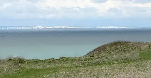 Klify w Dover widziane z przylądka Cap Gris-Nez (Francja)
